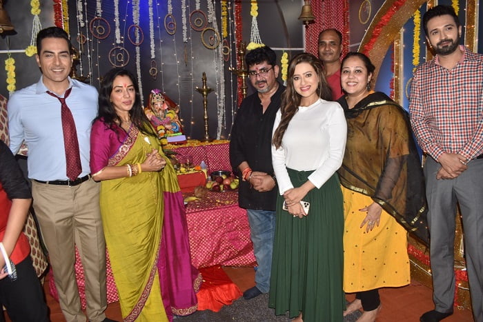 Bappa'S Arrival And Sudhanshu'S Birthday, Doubles The Celebration On Rajan Shahi'S 'Anupamaa' Set! 1 bappa's arrival and sudhanshu's birthday, doubles the celebration on rajan shahi's 'anupamaa' set!