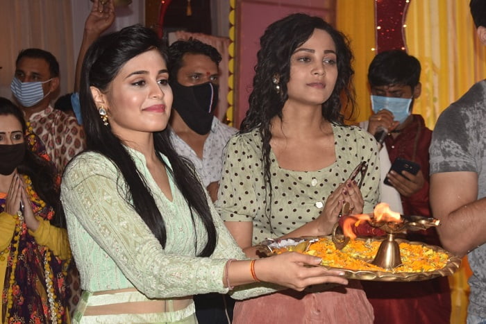 Team Yeh Rishta Kya Kehlata Hai And Team Yeh Rishtey Hain Pyaar Ke Celebrate Ganpati Bappa'S Arrival 2 rajan shahi along with the cast of his four shows celebrates bappa's arrival!