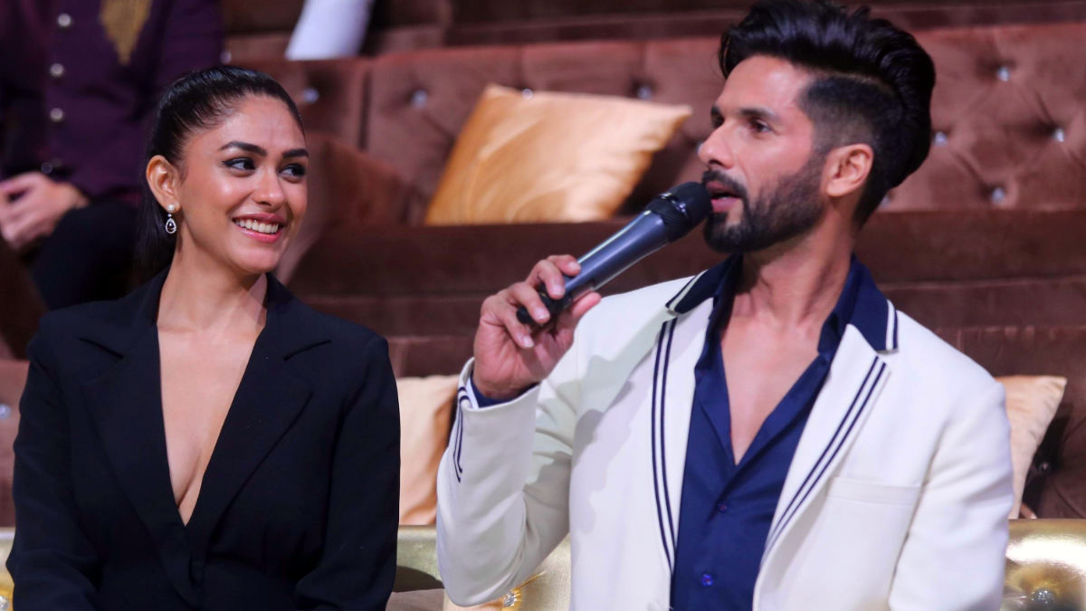 Shahid Kapoor Takes Sachin S Autograph After Impressive Performance