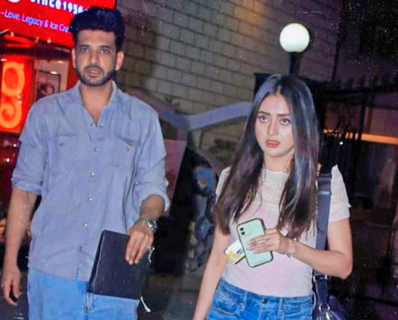 Tejasswi Prakash And Karan Kundrra Enjoy Their Coffee Date In Casual Outfits 2 tejran