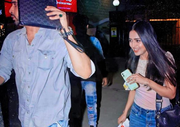 Tejasswi Prakash And Karan Kundrra Enjoy Their Coffee Date In Casual Outfits 1 tejran coffee date