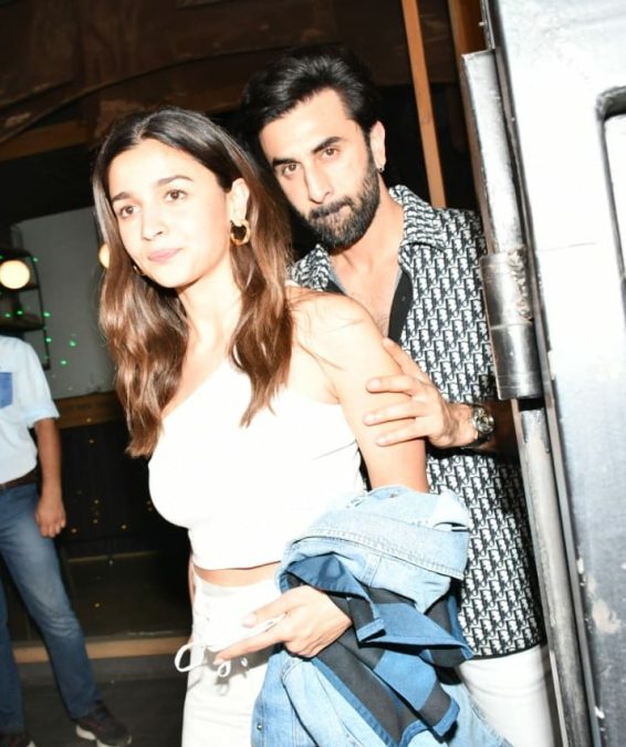 Alia Bhatt And Ranbir Kapoor On Romantic Dinner Date 1 alia bhatt and ranbir kapoor