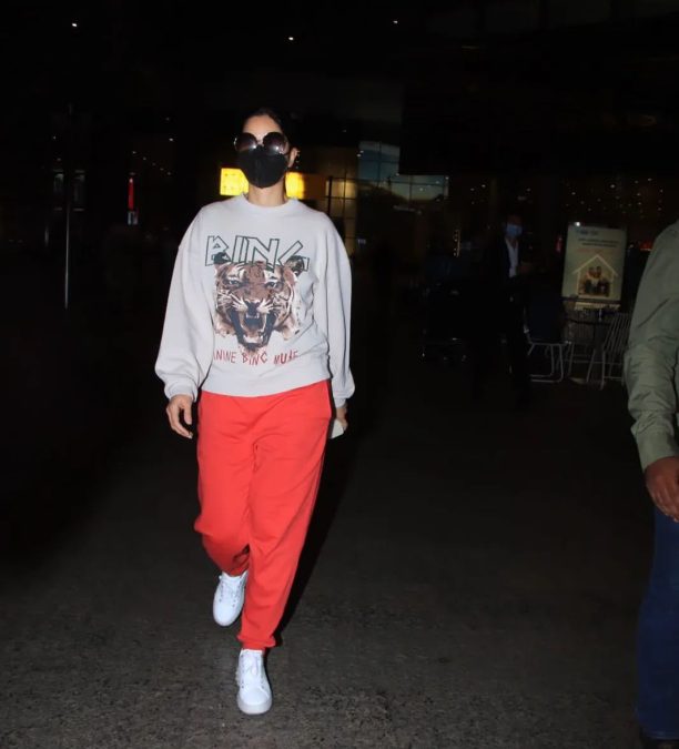 katrina kaif flaunts her baggy outfit at airport fans spark pregnancy rumors 1