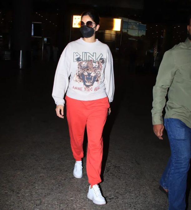 katrina kaif flaunts her baggy outfit at airport fans spark pregnancy rumors 2