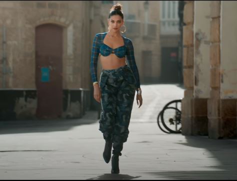 Happy Birthday: Deepika Padukone'S Stunning Hot Looks From Besharam Rang And Jhoome Jo Pathaan 6 01