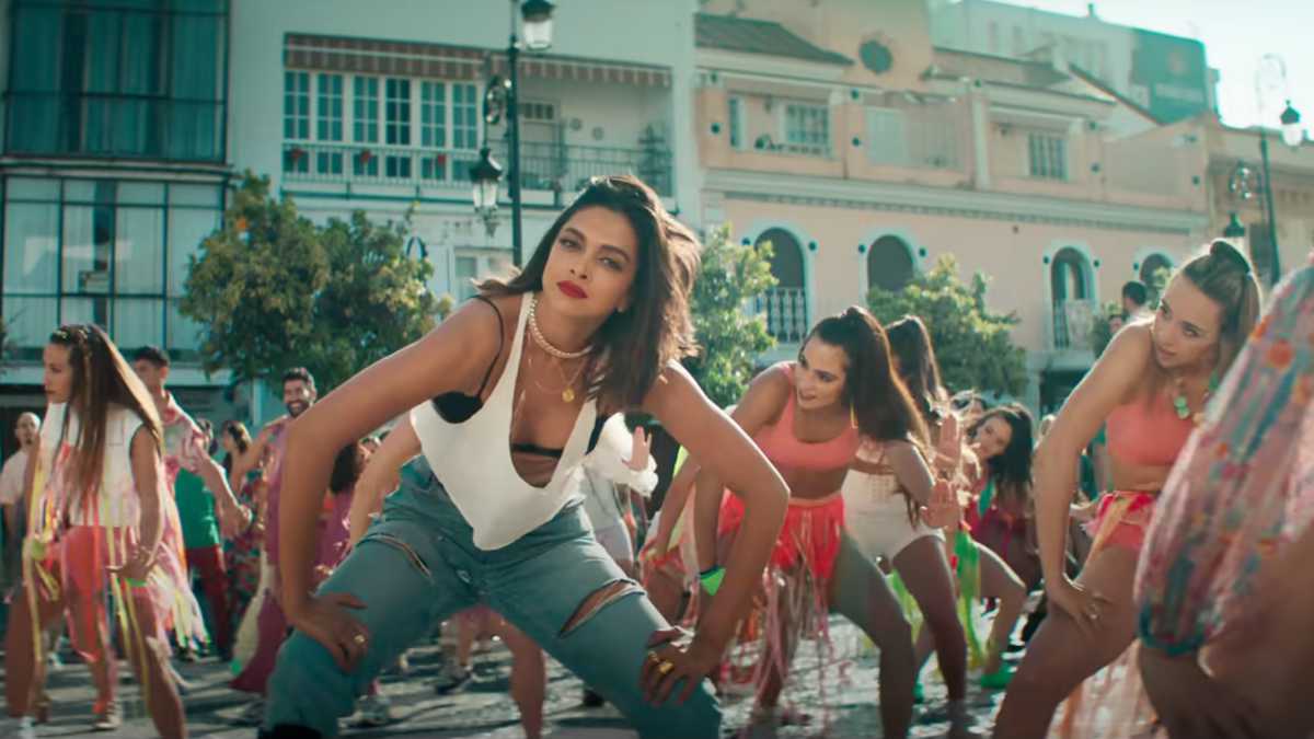 Happy Birthday: Deepika Padukone'S Stunning Hot Looks From Besharam Rang And Jhoome Jo Pathaan 7 02