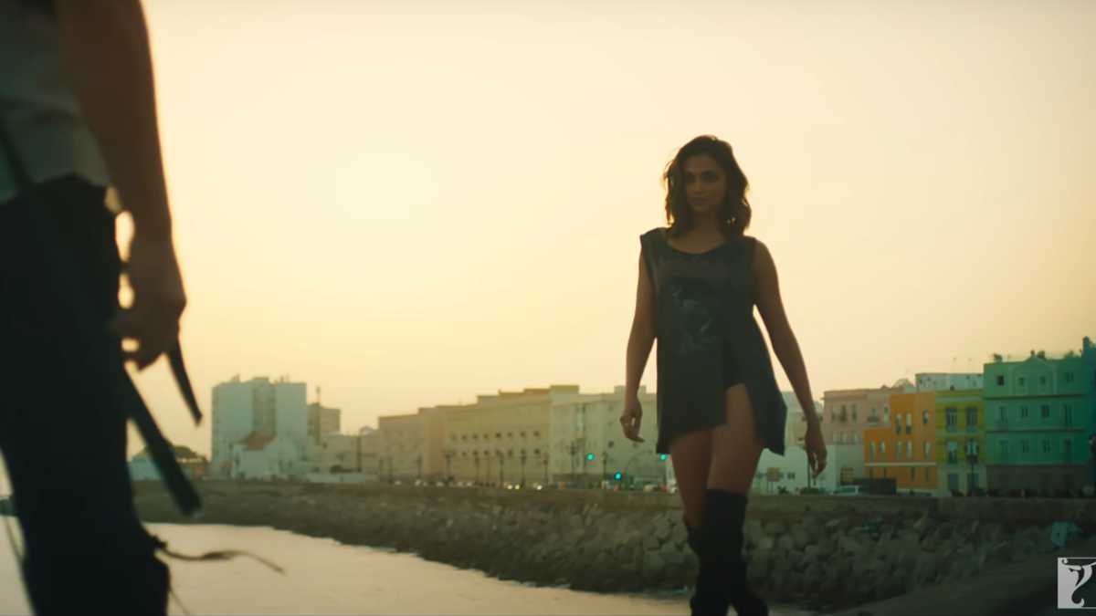 Happy Birthday: Deepika Padukone'S Stunning Hot Looks From Besharam Rang And Jhoome Jo Pathaan 9 05 1