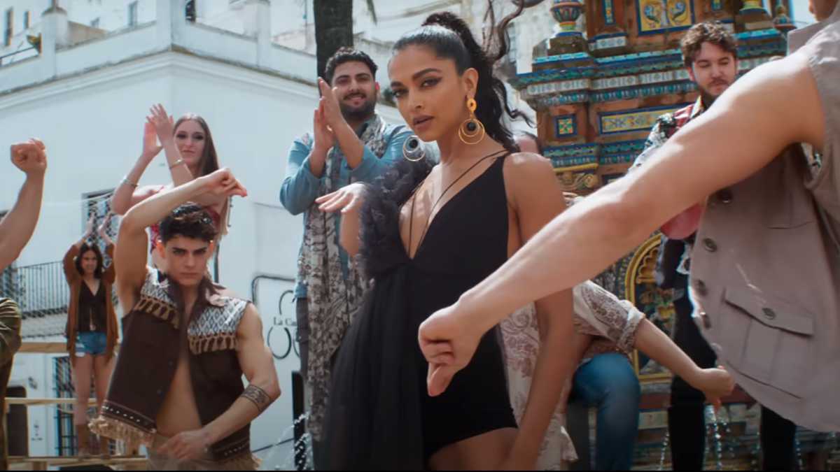 Happy Birthday: Deepika Padukone'S Stunning Hot Looks From Besharam Rang And Jhoome Jo Pathaan 8 3