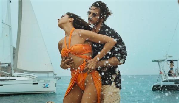 Happy Birthday: Deepika Padukone'S Stunning Hot Looks From Besharam Rang And Jhoome Jo Pathaan 3 dp 3 20221216003750485